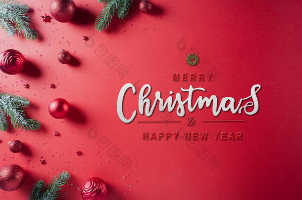 圣诞作文。杉树<strong>分</strong>枝、红球和红背景的星星。圣诞节，冬天，新年的概念.