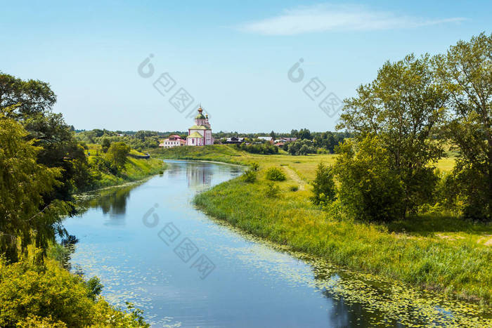 苏兹达尔景观。美丽的景色的河流 Kamenka, 绿场和老东正教的先知以利亚在伊万诺娃山上。俄国的金黄圆环.