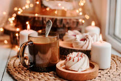 一杯咖啡, 里面有甜蛋糕、燃烧的蜡烛、木制的装饰和灯光