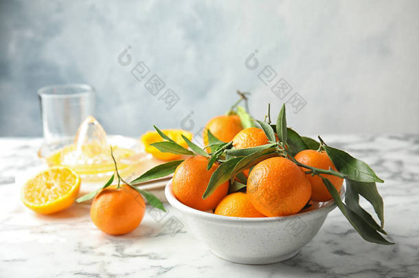 桌子上有成熟的橘子的碗。文本的空间