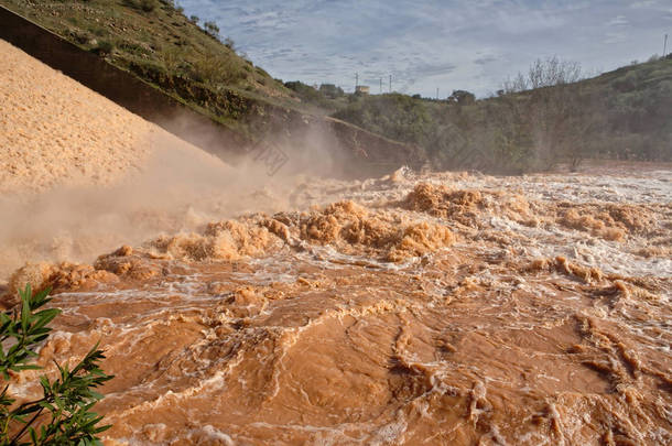 瓜达在全部容量，在西班牙哈恩省的大坝的全景视图