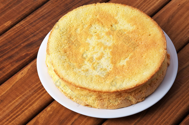 圆圆的自制饼干蛋糕由面粉、 糖粉、 鸡蛋 