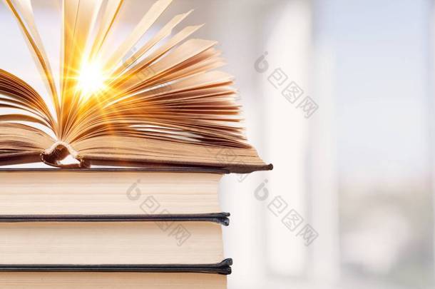 <strong>书籍</strong>、教育和学习背景的堆栈