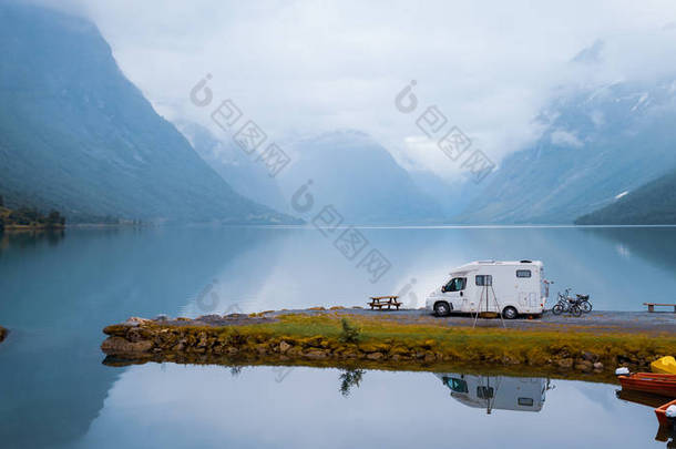 <strong>家</strong>庭度假旅游旅行车，乘车回<strong>家</strong>度假旅行，商用车度假。美丽的自然挪威自然景观.