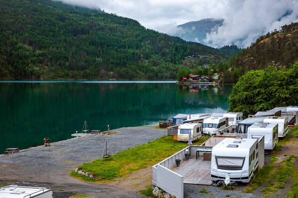 家庭度假旅游旅行车，乘车回家度假旅行，商用车度假。美丽的自然挪威自然景观.