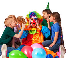 生日儿童小丑和孩子一起玩。刚出生的宝宝节日蛋糕庆祝.