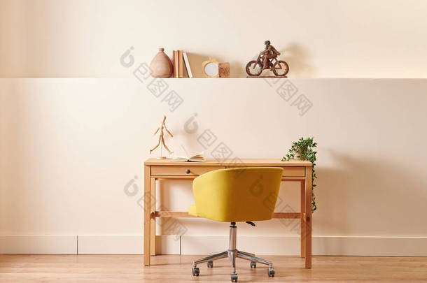 木椅、桌子、<strong>灯具</strong>、书籍风格、家居装饰、墙体背景.