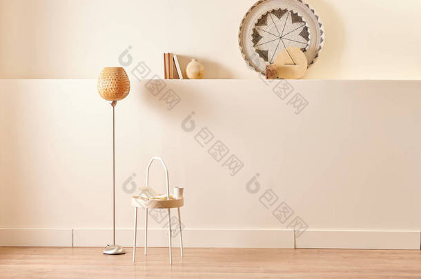 木椅、桌子、灯具、书籍风格、家居装饰、墙体背景.