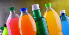 各种颜色的各种碳酸饮料的塑料瓶