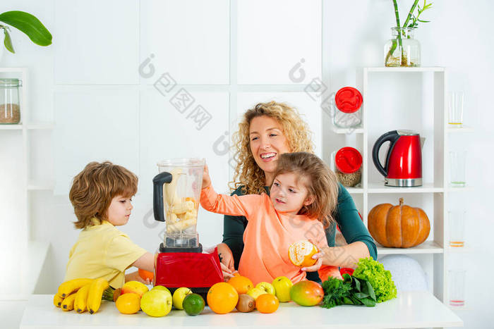 妈妈和她的两个孩子混合了鸡尾酒，水果和饮料