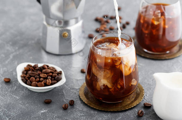 夏天喝冰镇咖啡或咖啡拿铁，并配上<strong>牛奶</strong>和咖啡豆.