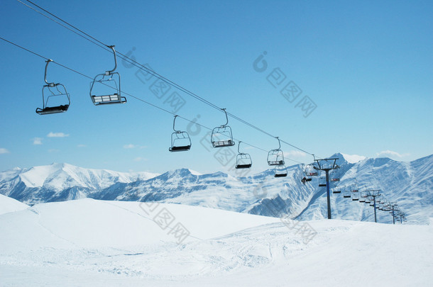 滑雪<strong>缆车</strong>椅子上灿烂的一天