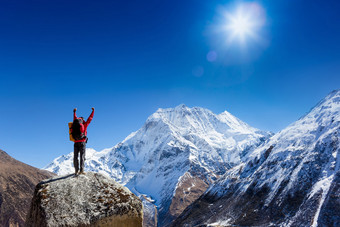登山者在珠穆朗玛峰大本营图片