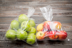 苹果果实在塑料袋里