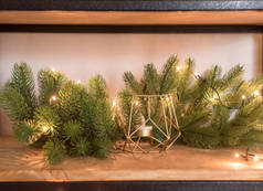 在演播室装潢新年假期.圣诞树，灯，蜡烛。在木架上.