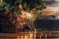 有新年灯的圣诞树底部。圣诞节和新年的概念