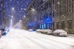 大雪雪把街道粉刷了一下。降雪。冬天。冬季街.