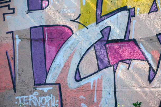 涂鸦画碎片。在街头艺术文化的风格上装饰着漆渍的<strong>旧</strong>墙。彩色背景<strong>纹理</strong>在温暖的色调.