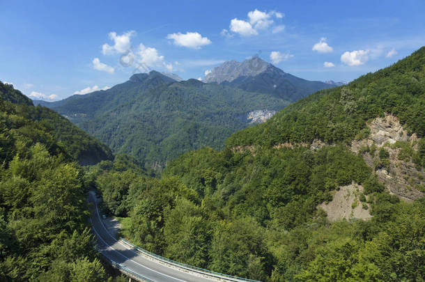地块山的绿地与道路, 蜿蜒曲折的山脉之间的鸟瞰图.