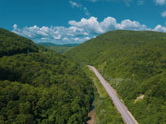 山间乡村公路的空中景观