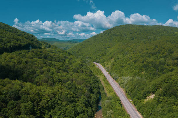 <strong>山间乡村</strong>公路的空中景观