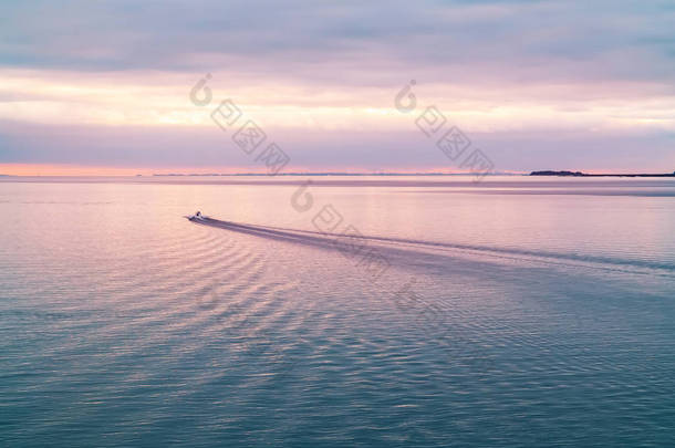 日落时分在芬兰湾巡逻艇