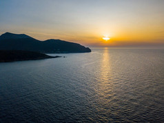 在毗邻大海的夕阳，岬科西嘉海岸的鸟瞰图。帽科西嘉半岛。法国