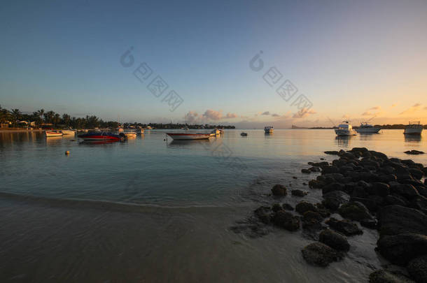 毛里求斯岛海滩上的日落, 游艇漂浮在水面和船上