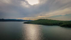 南卡罗来纳湖 Jocassee 峡谷北部山脉的空中