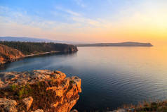 俄罗斯, 贝加尔湖, 奥尔洪岛岛, 小海湾。Khushun 角从 Nyurgan 角观看。从日落到黑夜的过渡