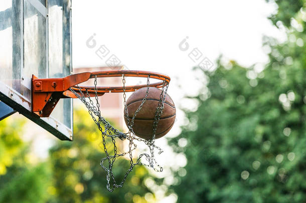 篮球场目标的图片与树在背景.