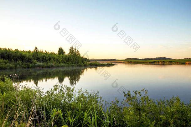 夏日阳光明媚的风景。清晨, 黎明在湖面上。萨拉托夫地区, 俄罗斯.