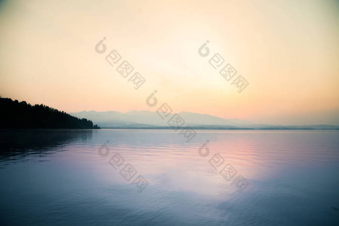 一个美丽的, 宁静的早晨的湖泊和山脉在远处的景观。七彩夏日风光, 山水如黎明。Tatra 山脉在斯洛伐克, 欧洲.