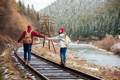 夫妻在山区老铁路上散步