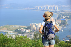 女人站山顶