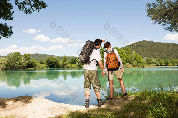 湖边浪漫的徒步旅行者夫妇