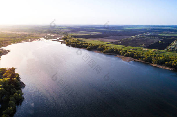飞越美丽的春江。 空中摄像头拍摄。 乌克兰.