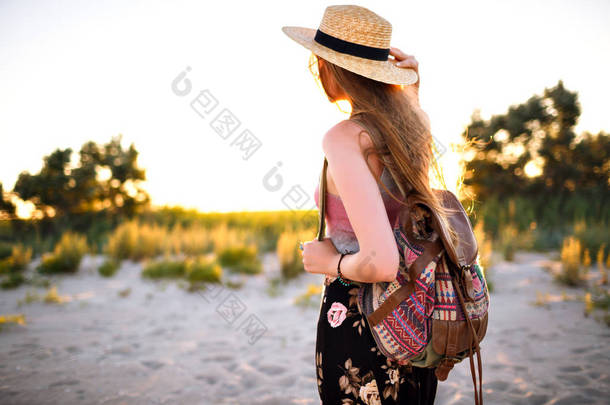 美丽的年轻女子，在上海滩的帽子 