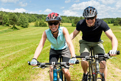 运动山地自行车-男人推年轻女孩