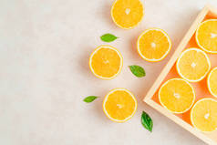 厨房板上的新鲜橙子