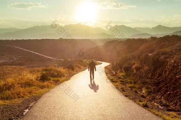 山中的风景路。 旅行背景。 在日出的背景下.