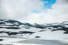 雪山景观湖与岩石。全国的旅游路线。Rallarvegen，挪威.