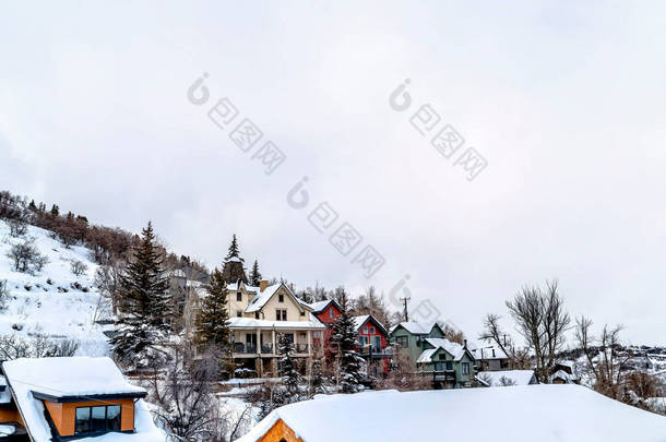 山上白雪覆盖的山坡上，居民住宅区的阴天