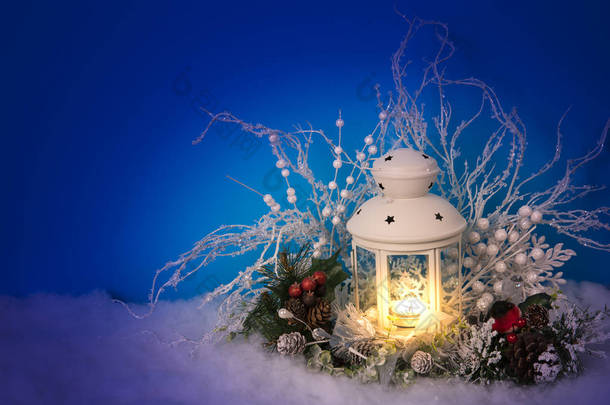 圣诞前夕灯笼和装饰品背景