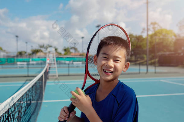 年轻的亚洲男孩<strong>网球运动</strong>员在室外蓝色法院