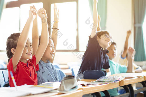 微笑的小学生在课堂上