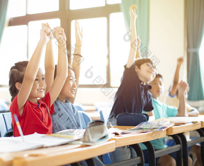 微笑的小学生在课堂上 微笑的人,学习书桌