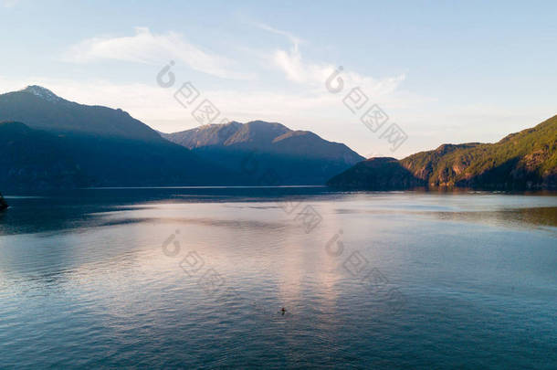 空中射击的划艇在湖与同时日落山