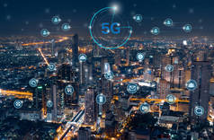城市背景的5G网络。无线通信技术网络连接在智能城市的许多分支中工作.