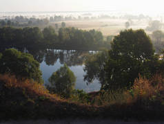清晨雾中德塞纳河和草地的顶视图